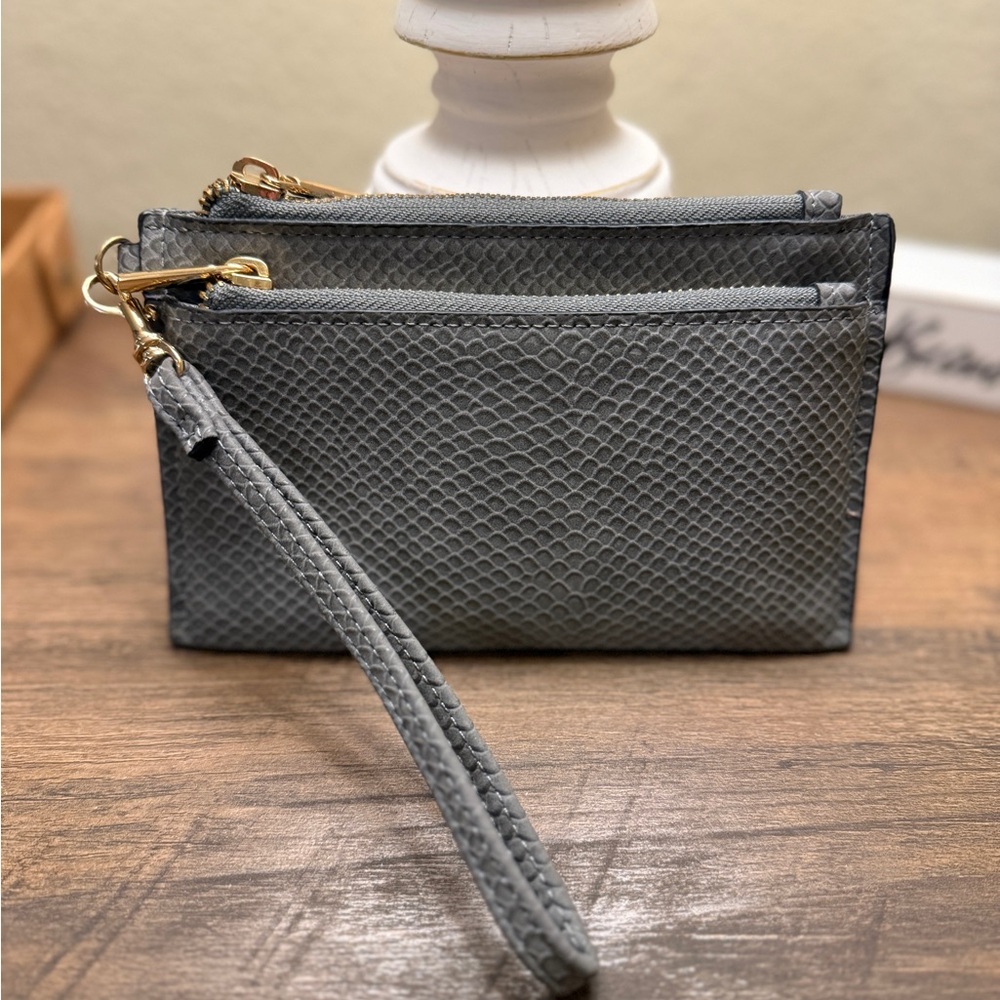 Elegant Gray Textured Women's Wristlet